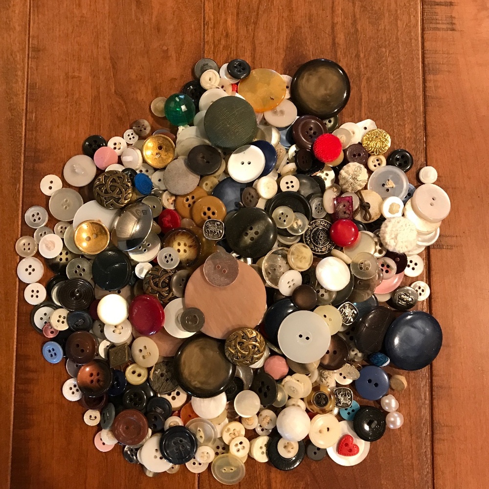 VINTAGE ASSORTMENT OF BUTTONS